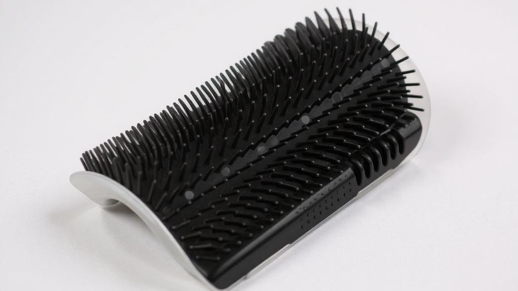 Peigne mural auto-nettoyant pour chats, en PP durable, installation adhésive facile, gain de place, idéal pour chatons et petits chiens.