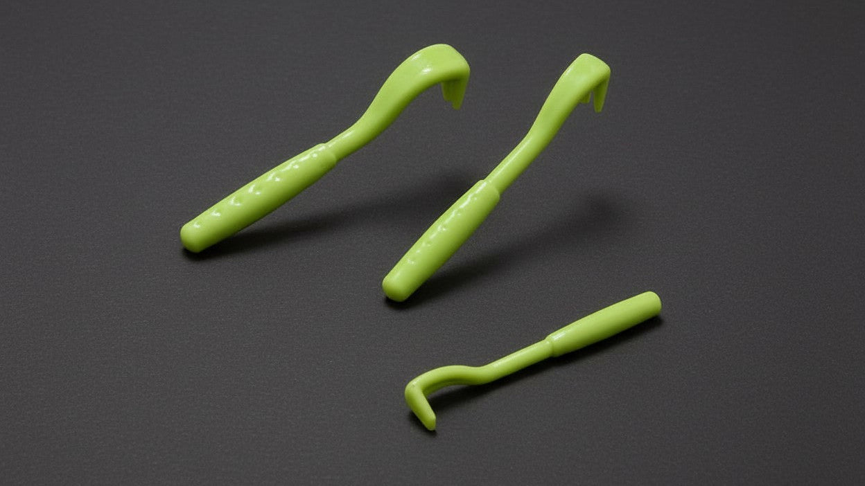 Kit de 3 outils de retrait des puces pour animaux. Crochet à tiques, pince et peigne pour le toilettage des chats et chiens.