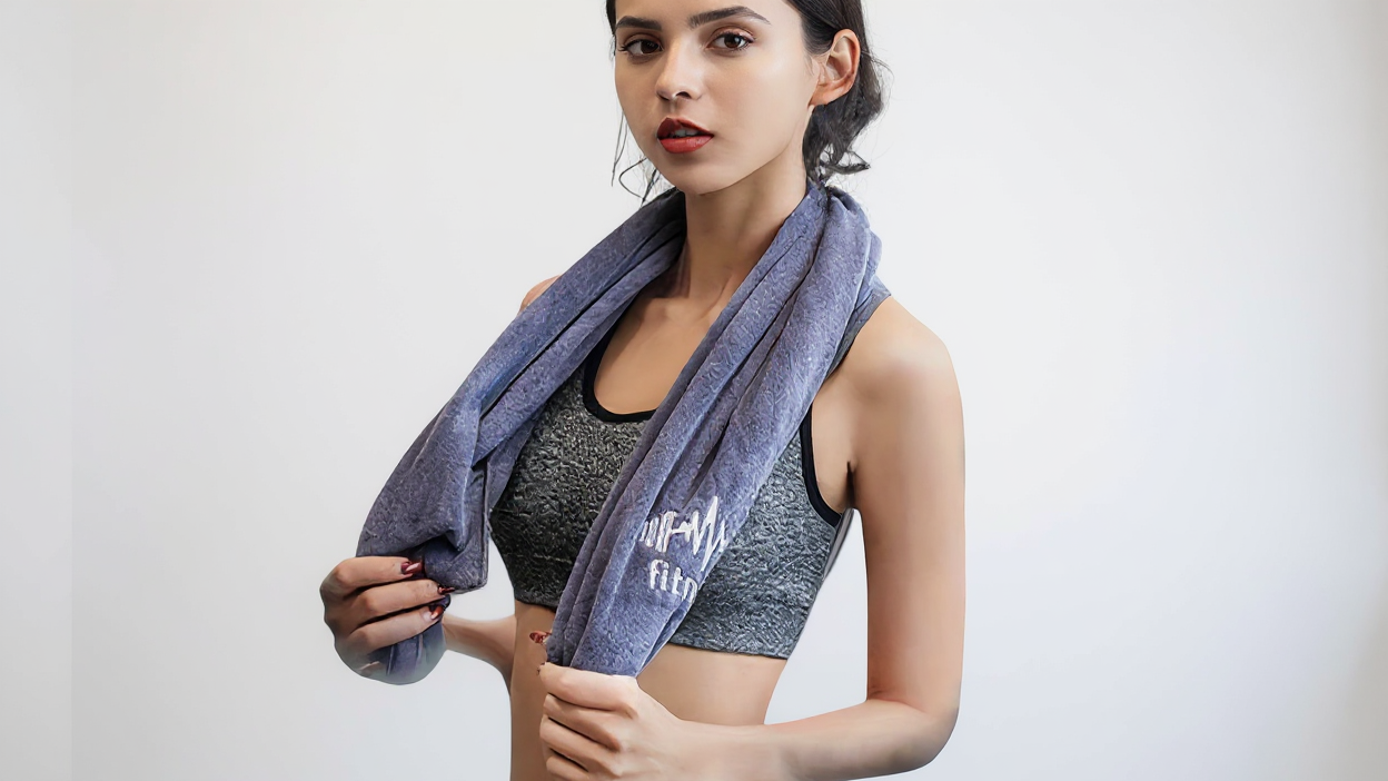 Serviette séchage rapide, ultra-absorbante, format large, idéale sport et salle de bain, suspendable sur équipements, parfaite pour essuyer la transpiration.