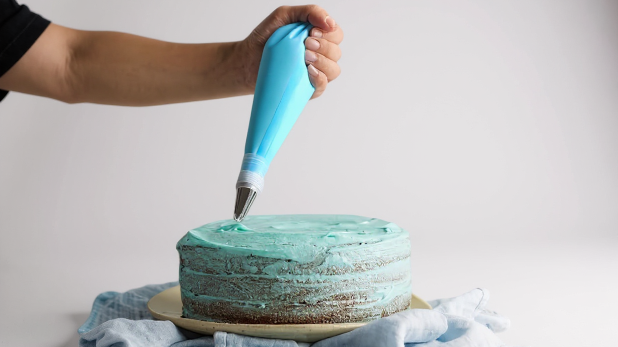 Set de 116 outils de décoration de gâteaux, includes poches à douille, embouts, raclette, pour pâte, glaçage et pâtisseries, avec boîte de rangement.