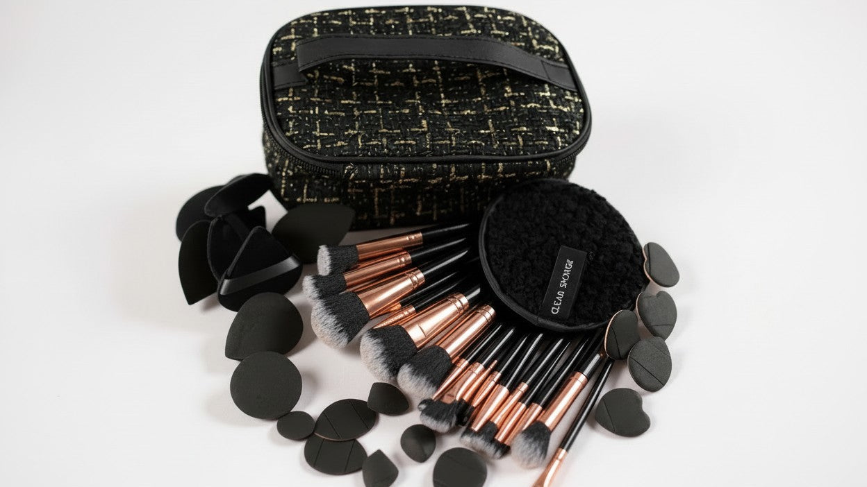 Set maquillage 47 pièces : trousse zippée, 25 pinceaux, éponge nettoyage, 16 applicateurs poudre et 4 mini éponges beauté.