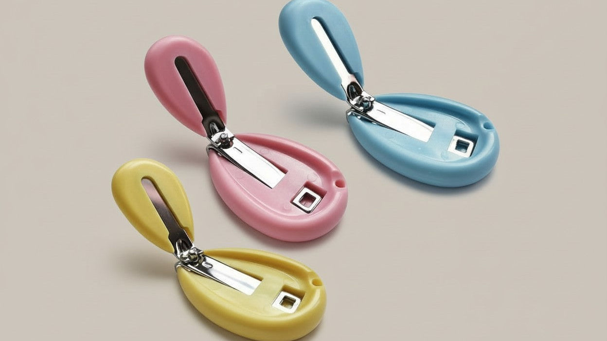 Coupe-ongles en acier inoxydable bleu, sûr et facile à utiliser, adapté pour enfants et adolescents.