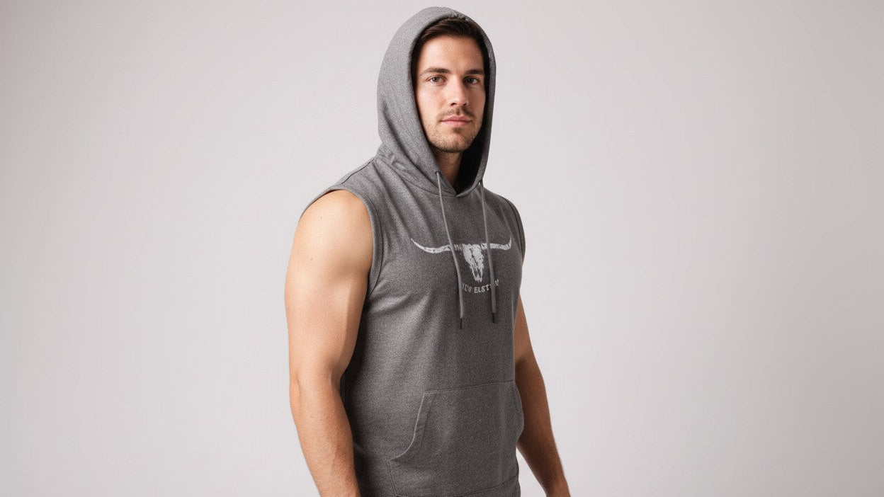 Débardeur à capuche gris clair pour homme, respirant et confortable, parfait pour gym, course, entraînement et activités extérieures, style sportif décontracté.