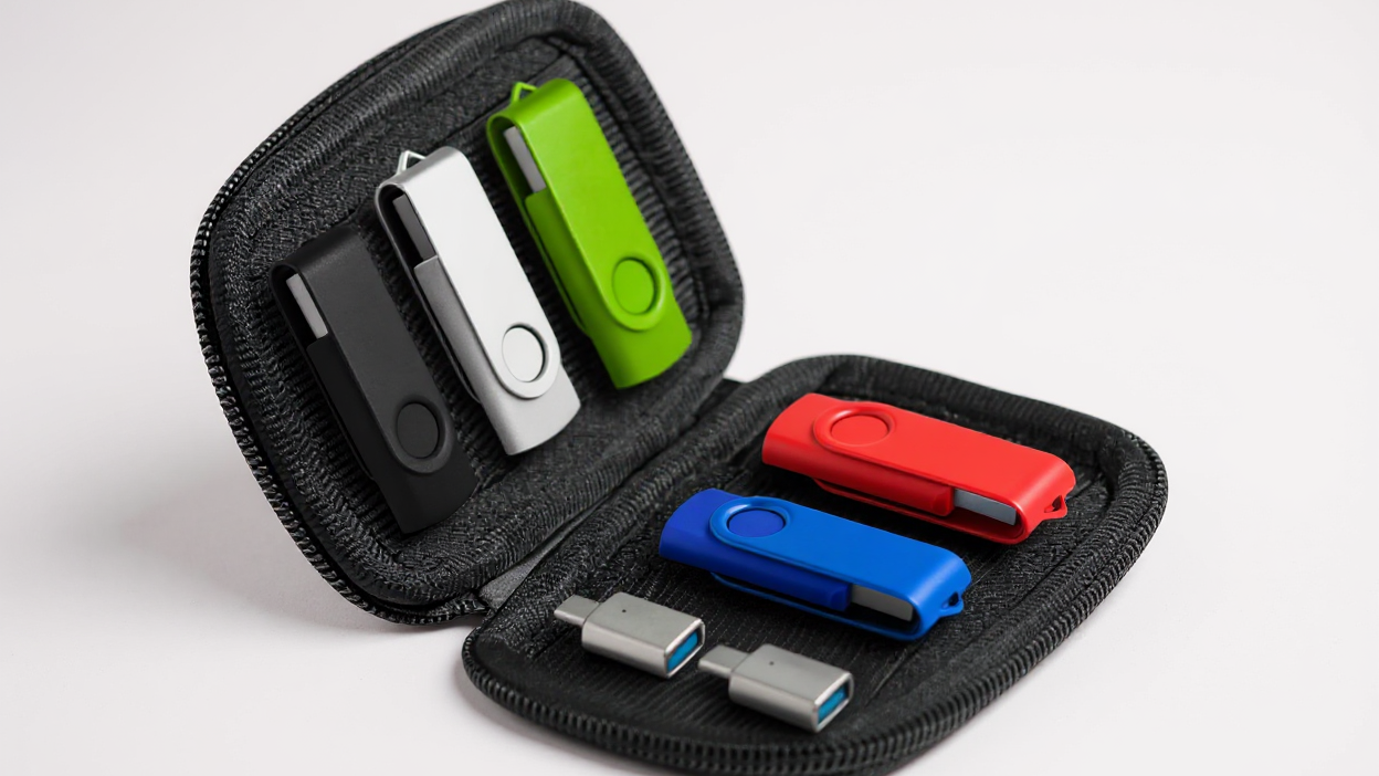 Lot de 5 clés USB (128 MB à 32 GB) avec 2 adaptateurs USB-C et étui souple, stockage et sauvegarde, compatible Android, iPhone 15/16 et ordinateurs.