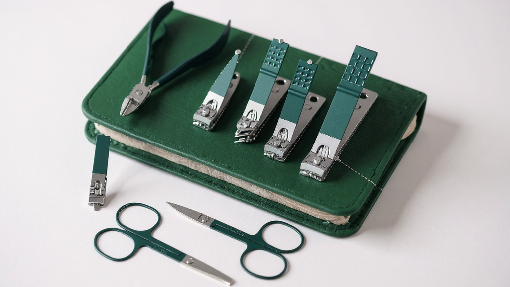 Lot de 30 kits manucure luxe en acier inoxydable, outils complets avec étuis portables, parfaits pour soins mains, pieds et visage.