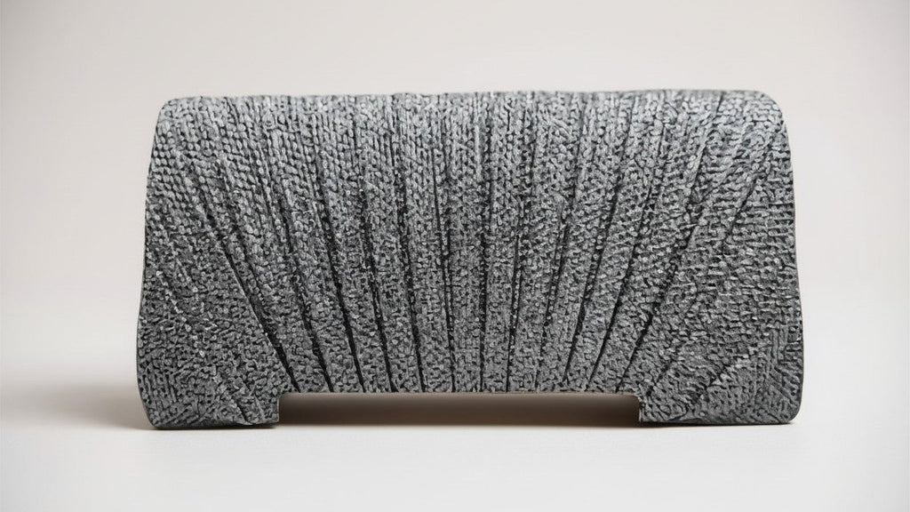 Sac enveloppe de soirée plissé et brillant, élégant, idéal pour mariages, soirées dansantes et banquets formels.