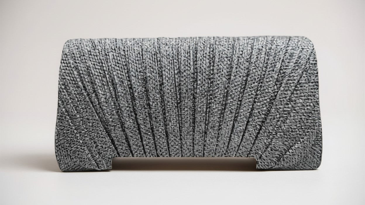 Sac enveloppe de soirée plissé et brillant, élégant, idéal pour mariages, soirées dansantes et banquets formels.