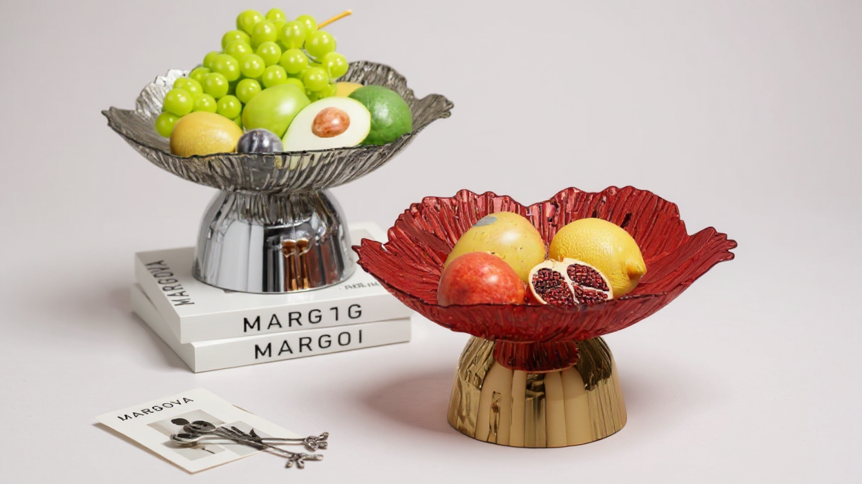 Bol à fruits élégant en forme de pétale Base dorée, plastique sûr pour aliments, idéal pour maison, fêtes ou restaurants, parfait pour servir raisins, pommes et oranges.