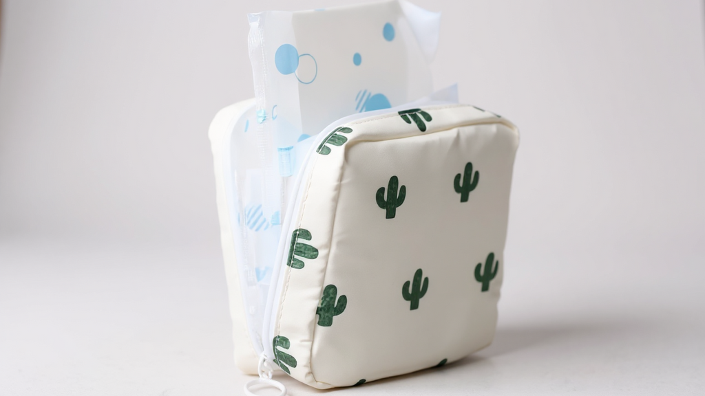 Pochette de rangement hygiénique pour serviettes et tampons, compacte et portable, idéale pour kit menstruel féminin en déplacement.