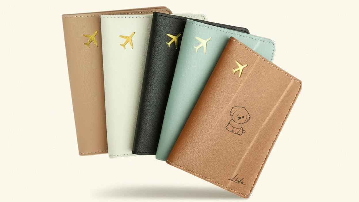 Porte-passeport personnalisé avec motif chien et étiquette avion minimaliste, élégant et pratique pour voyages d’affaires et organisation de documents.