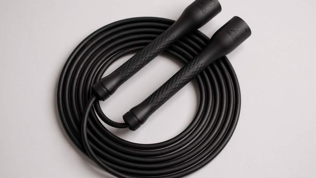 Corde à sauter de fitness réglable, conçue pour l’entraînement intensif, offrant mouvement fluide, résistance anti-nœuds et performance polyvalente pour tous les sportifs.