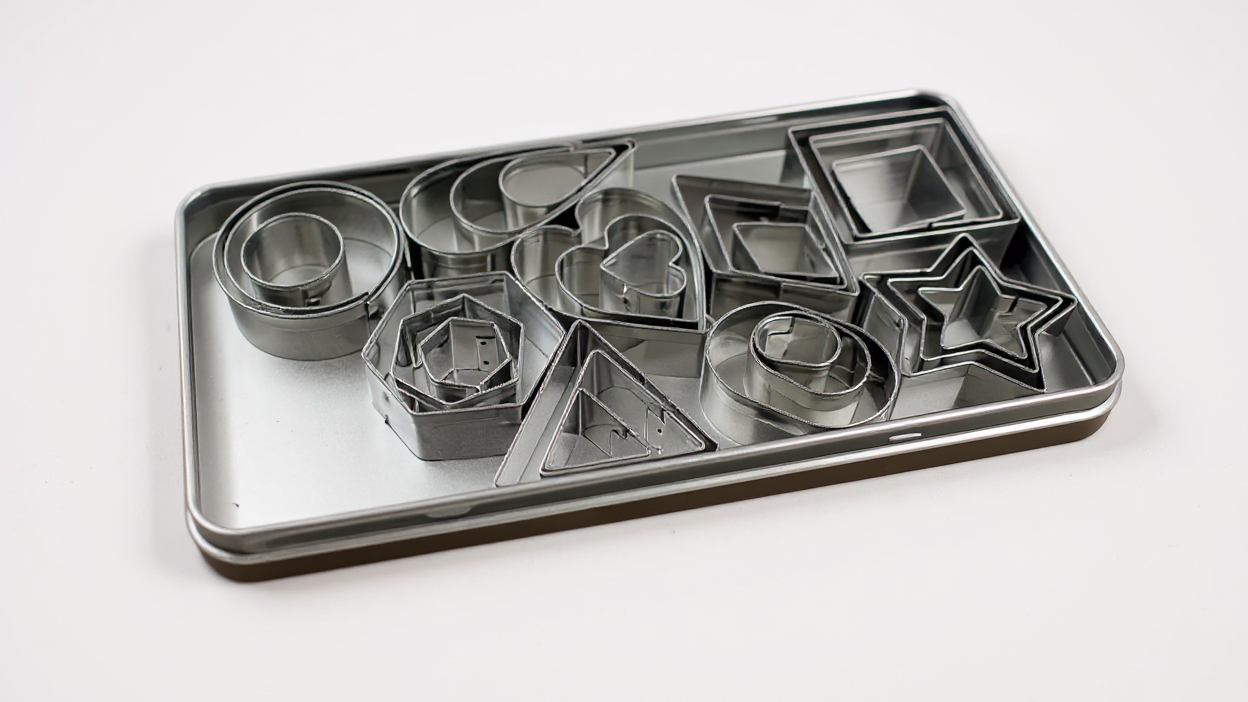 Lot de 30 emporte-pièces miniatures avec boîte, formes géométriques variées, parfaits pour biscuits, chocolat, fruits, pâte à modeler et créations culinaires.