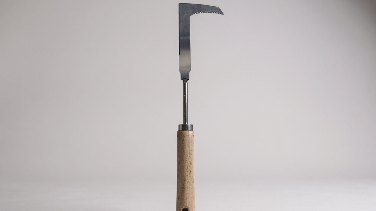 Désherbeur manuel en acier inoxydable Équipé de mécanisme à engrenages, conçu pour un désherbage efficace et l’entretien des routes et allées.